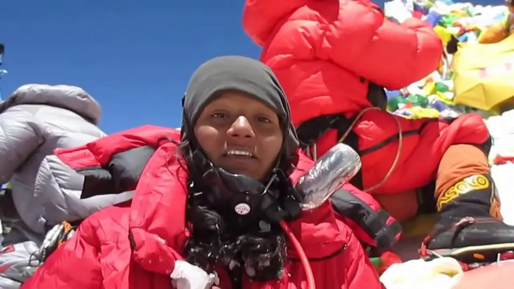 Dois anos depois de perder uma perna ao ser lançada de um trem durante uma tentativa de assalto, ex-jogadora de vôlei escala os 8.848 metros do Everest e se torna a primeira mulher amputada do mundo a chegar ao topo da montanha