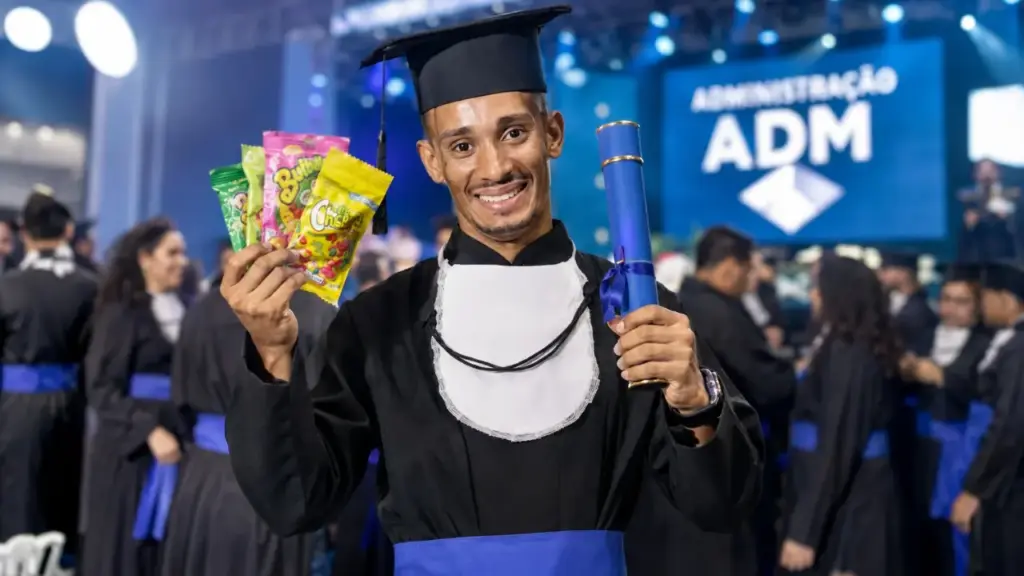 Ex-vendedor de balas acordava às 4h para trabalhar, ganhou uma bolsa, estudou Administração e se tornou o primeiro dos nove irmãos a concluir faculdade Ex-vendedor de balas acordava às 4h para trabalhar, ganhou uma bolsa, estudou Administração e se tornou o primeiro dos nove irmãos a concluir faculdade