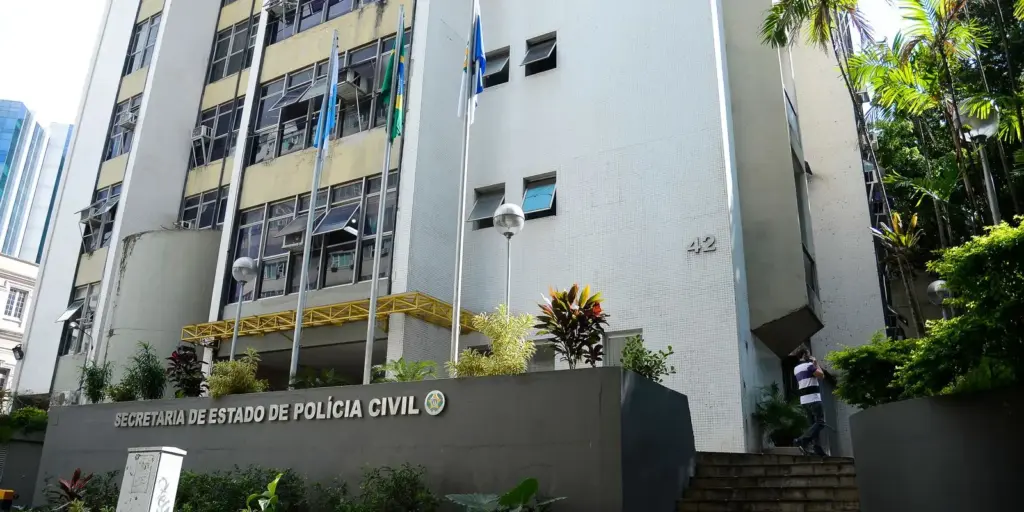 Polícia do Rio faz operações para prender dezenas de integrantes do CV Polícia do Rio faz operações para prender dezenas de integrantes do CV