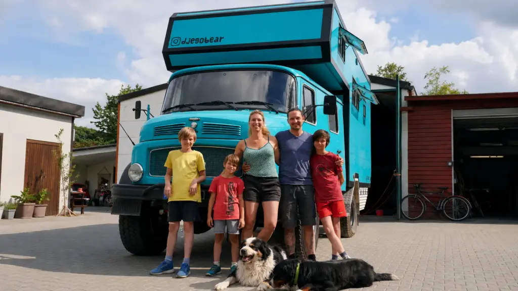 Família alemã transforma antigo caminhão de bombeiros Mercedes-Benz 1113 em motorhome após 3 mil horas de trabalho e parte para viajar pelo mundo com cinco pessoas e dois cães