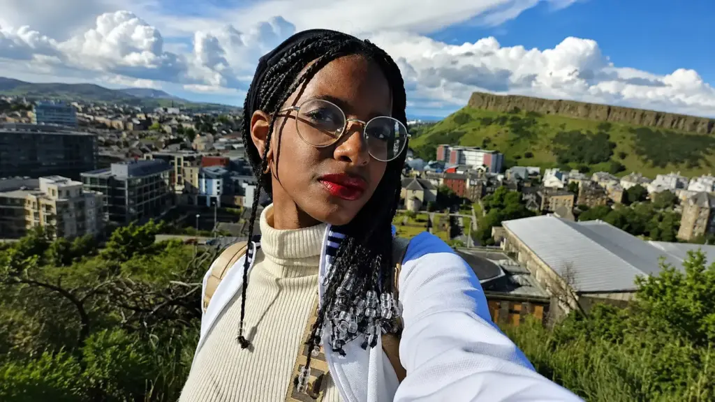 Aos 20 anos, filha de Djamila Ribeiro supera reprovação na Fuvest, conquista vaga em Matemática na USP e mãe celebra: “primeira da nossa linhagem a poder escolher”