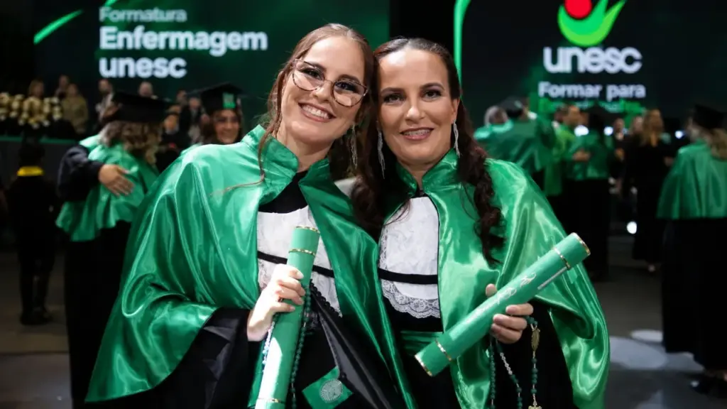 Filha que inicialmente queria seguir outra profissão, se apaixonou pela Enfermagem ao acompanhar a trajetória acadêmica da mãe, tornou-se sua colega de faculdade e acabou dividindo com ela a mesma cerimônia de formatura após anos de estudos