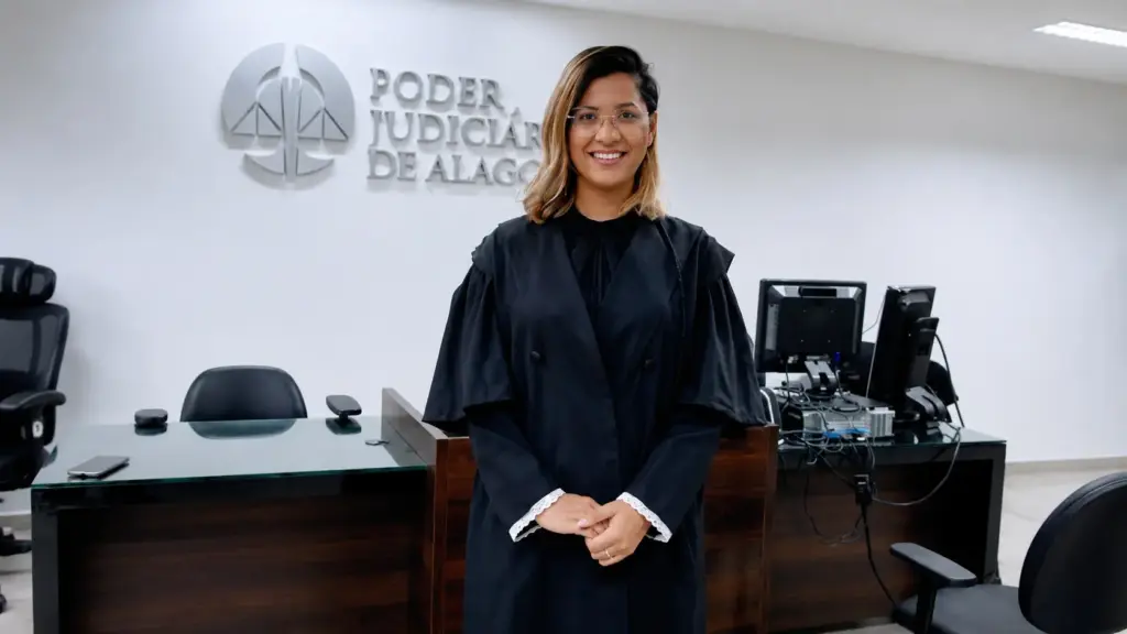 Filha de cortadores de cana trabalhou como doméstica desde criança, lavou roupas por R$5, dividiu sandálias com sete irmãos e, após anos de dificuldades, virou advogada criminal Filha de cortadores de cana trabalhou como doméstica desde criança, lavou roupas por R$5, dividiu sandálias com sete irmãos e, após anos de dificuldades, virou advogada criminal