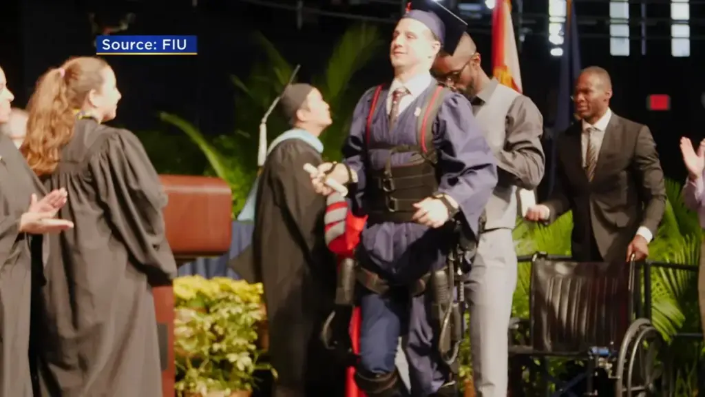 Universitário quebra o pescoço em um mergulho em 2015, fica tetraplégico e chega a pensar em abandonar a faculdade, mas continua Engenharia Elétrica e três anos depois deixa a cadeira de rodas no palco para receber o diploma caminhando com um exoesqueleto
