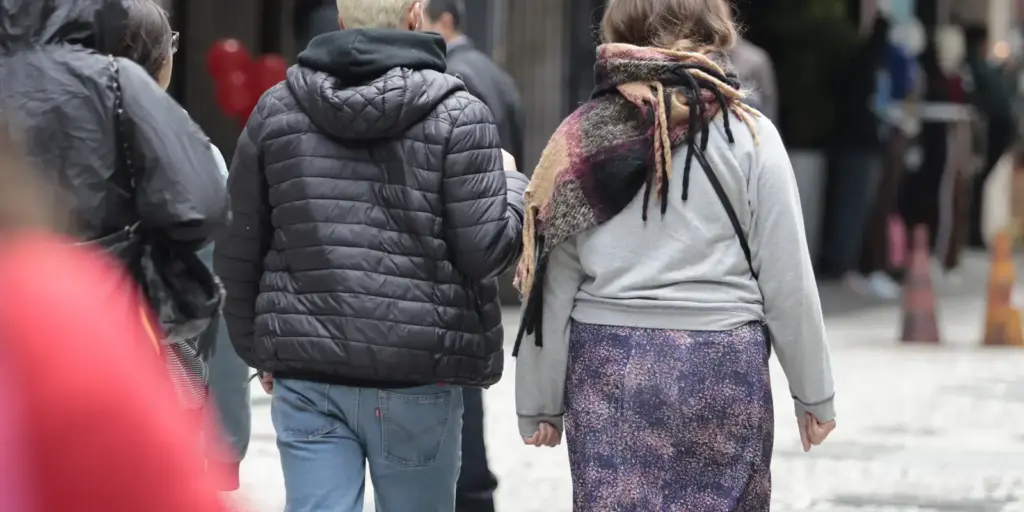 Frente fria associada a ciclone baixa temperatura no Sul do país