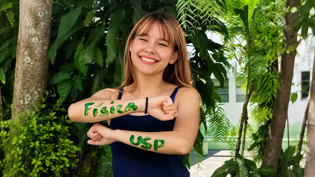 Estudante de escola pública trabalhava o dia inteiro em uma unidade do McDonald’s, frequentava o ensino médio no período noturno e aproveitava cada intervalo, sábado e domingo para estudar sozinha até conquistar uma vaga em Física Computacional na USP sem ter feito cursinho