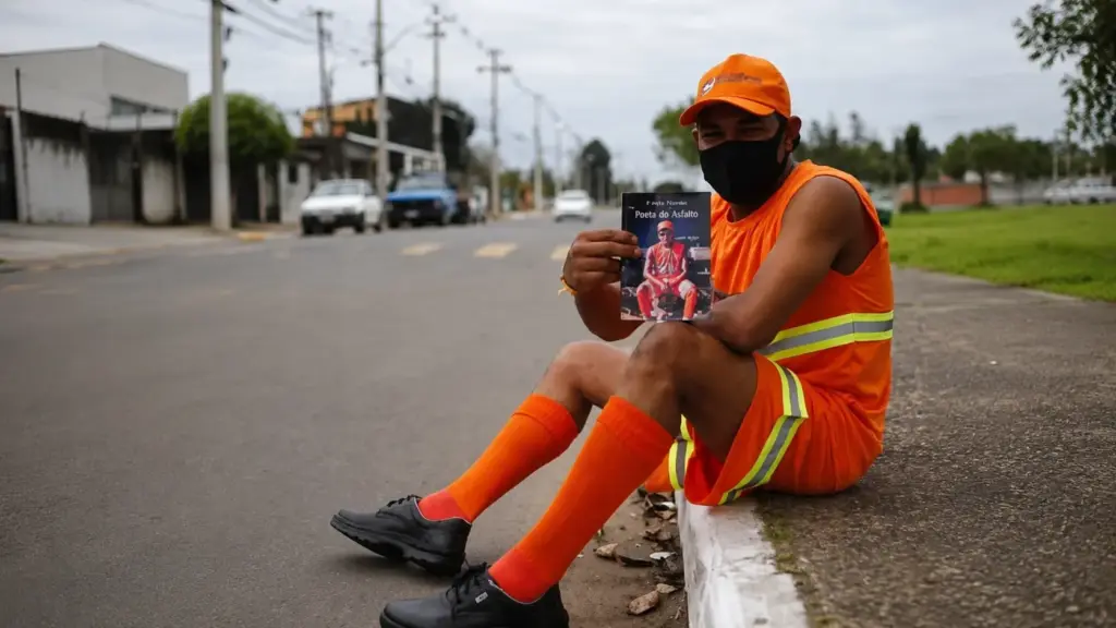 Há 12 anos recolhendo lixo nas ruas, gari encontra livros descartados, monta acervo para a comunidade e ainda publica a própria obra Há 12 anos recolhendo lixo nas ruas, gari encontra livros descartados, monta acervo para a comunidade e ainda publica a própria obra