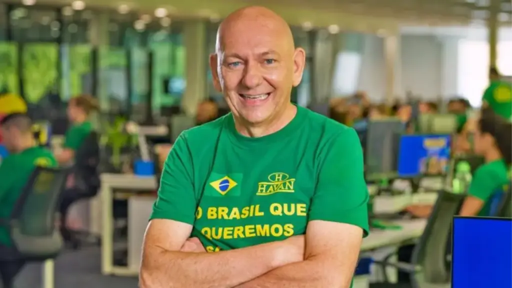 Havan afirma que Luciano Hang está bem, desmente falso atentado e alerta que imagens manipuladas do empresário estão sendo usadas para atrair vítimas a plataforma de investimentos Havan afirma que Luciano Hang está bem, desmente falso atentado e alerta que imagens manipuladas do empresário estão sendo usadas para atrair vítimas a plataforma de investimentos