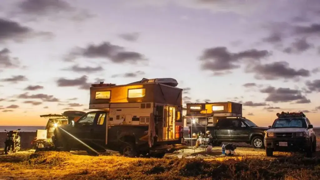 Casal transforma Ford F-250 em casa compacta, abandona rotina no Tennessee e atravessa México, Belize e Costa Rica com a cadela Malta e as economias de dois anos de trabalho