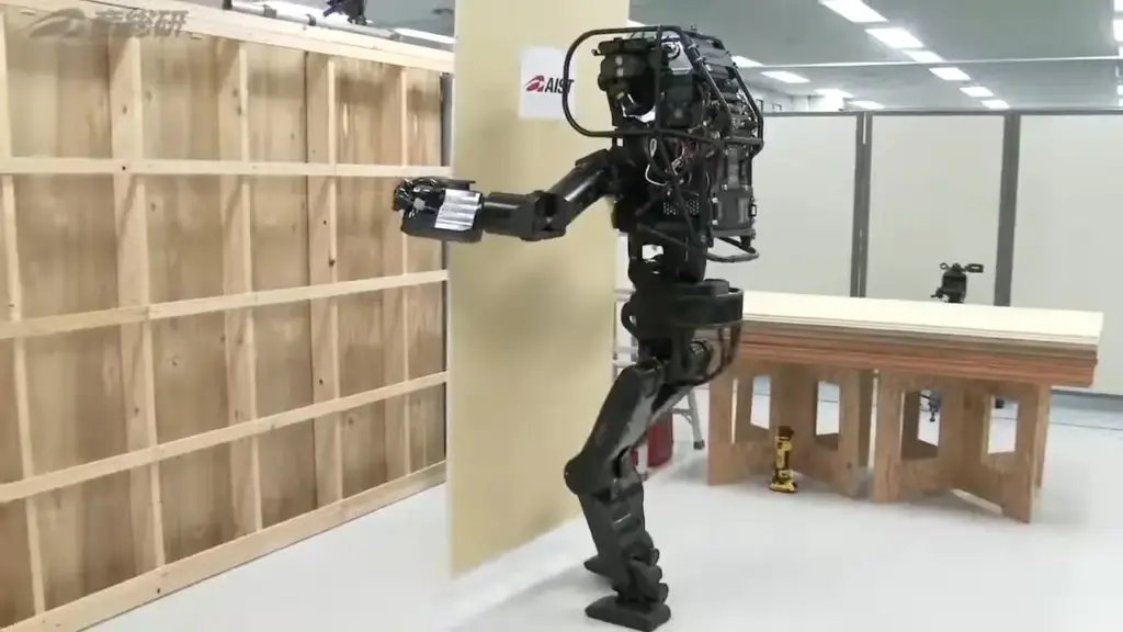 Japão testa robô humanoide que carrega sozinho placas de gesso de 11 quilos, posiciona o material e o fixa na parede sem qualquer ajuda humana, antecipando uma revolução capaz de transformar os canteiros de obras Japão testa robô humanoide que carrega sozinho placas de gesso de 11 quilos, posiciona o material e o fixa na parede sem qualquer ajuda humana, antecipando uma revolução capaz de transformar os canteiros de obras