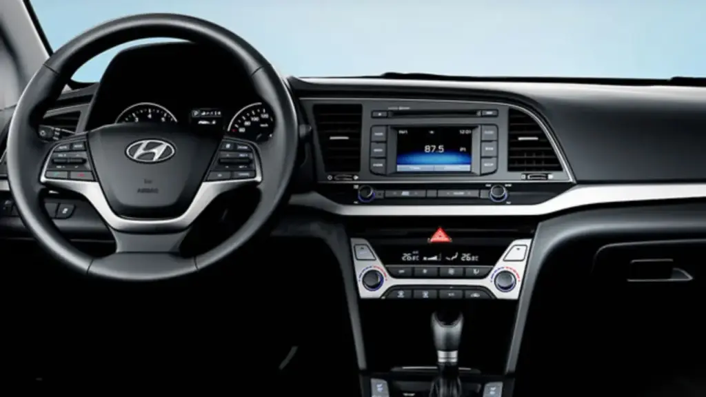 Custando menos que Mobi, Kwid e Polo 0 km: com porta-malas de 407 litros, motor 2.0 flex de até 167 cv, autonomia de até 773 km, câmbio automático de seis marchas e entre-eixos de 2,70 metros, o Hyundai Elantra 2018 surpreende pelo desempenho, espaço e custo-benefício