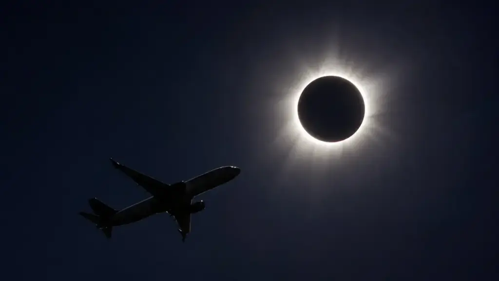 Iberia transforma Airbus A321XLR em observatório a 10 mil metros para “perseguir” eclipse total sobre a Espanha com transmissão via Starlink