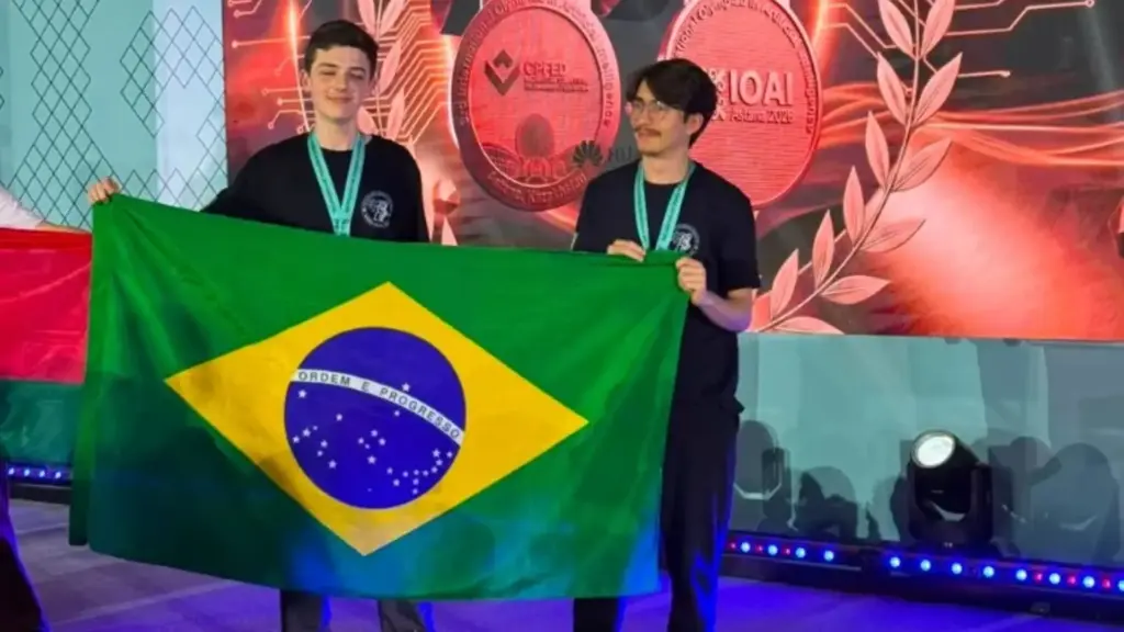 Aos 17 anos, Ícaro Silva da Rosa Linck Fróes saiu de Canoas rumo a Astana, no Cazaquistão, disputou com jovens de dezenas de países a Olimpíada Internacional de Inteligência Artificial e voltou com o melhor resultado que o Brasil já teve na competição, somando 4 medalhas e um 1º lugar por equipes