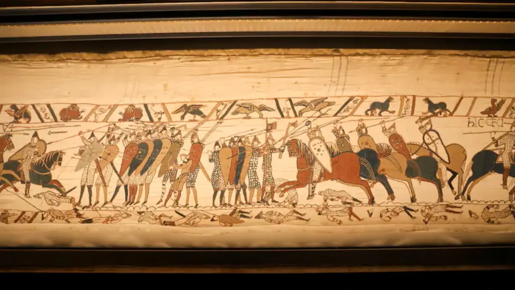 Obra medieval de quase 1000 anos e cerca de 70 metros, deixa a Normandia sob escolta, atravessa o Eurotúnel em caixa antivibração e chega a Londres para ser exibida no Reino Unido