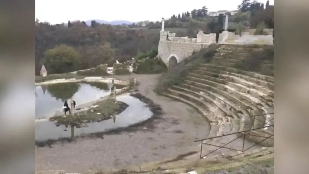 Homem transforma 5 mil m² em falsa “ruína romana” feita com isopor, cimento, gesso e pedra tratada e cobra até R$ 240 de turistas por visita na Itália