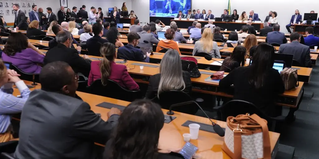 Câmara instala comissão sobre PEC da redução da maioridade penal Câmara instala comissão sobre PEC da redução da maioridade penal