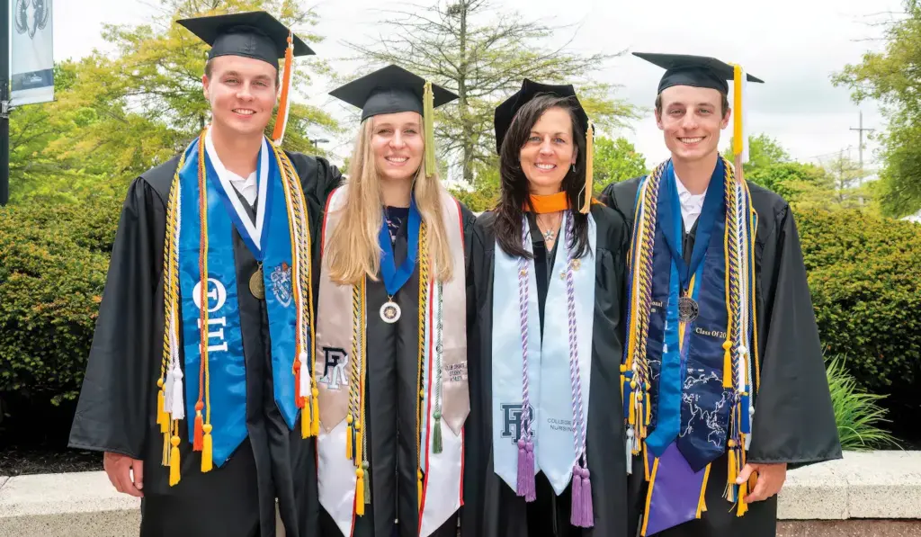 Mãe decidiu abrir mão da própria formatura para não roubar o momento dos três filhos, mas eles se recusaram a deixá-la de fora e a família acabou vivendo uma cena rara: mãe, dois irmãos gêmeos e a irmã se formaram juntos na mesma universidade em um único fim de semana