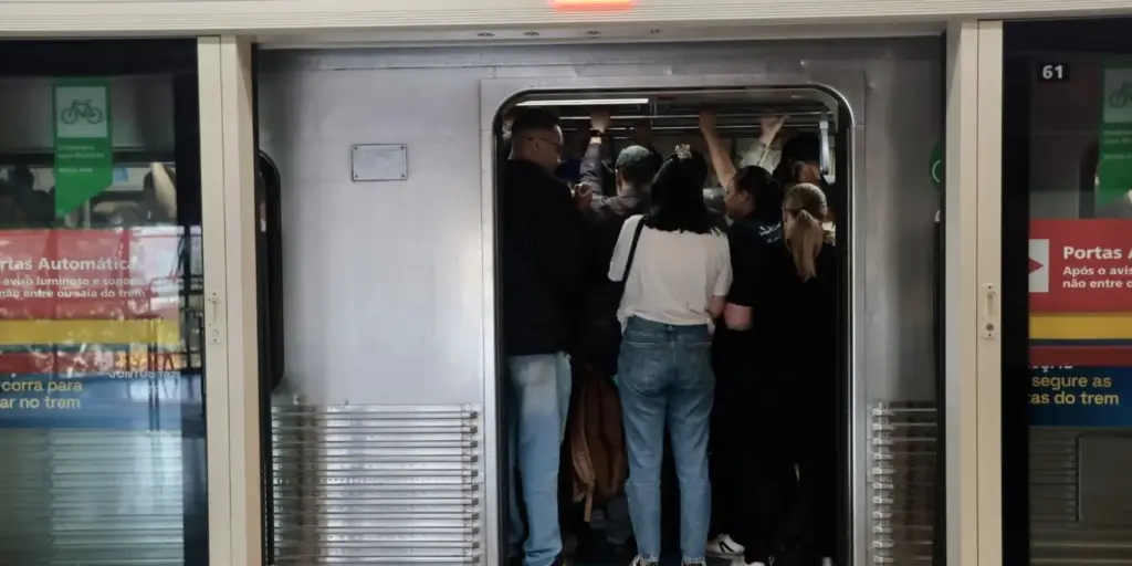 Usuários de trens mudam rotina por causa de greve da CPTM