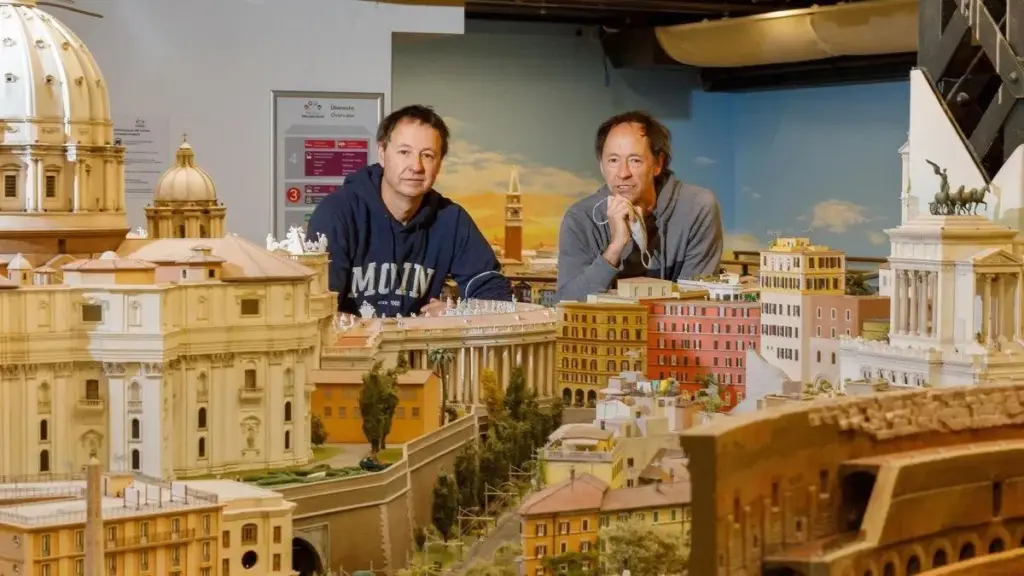 Em 2000, irmãos gêmeos de Hamburgo deixaram a vida noturna, apostaram em uma ferrovia em miniatura de 1.490 metros quadrados, reuniram 260 mil personagens, 1.040 trens e 385 mil luzes e criaram a maior do mundo