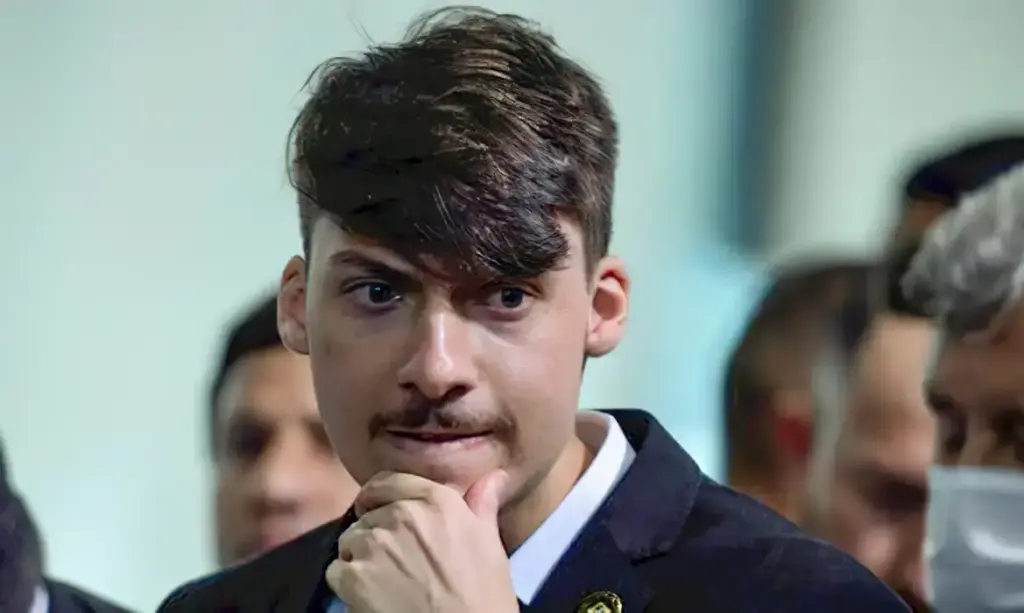 Jair Renan Bolsonaro tem R$4,5 mil descontados do salário após faltas na Câmara de SC