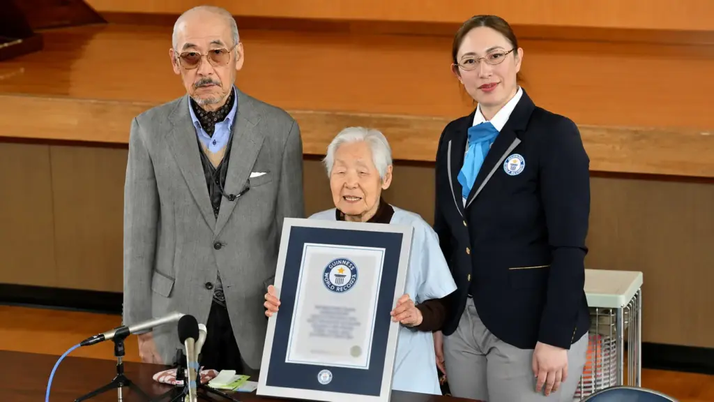 Aos 108 anos, Shitsui Hakoishi virou a barbeira mais velha do mundo após começar ainda adolescente, perder a primeira barbearia durante a guerra, recomeçar em uma estrutura de secagem de tabaco e manter a profissão por mais de nove décadas