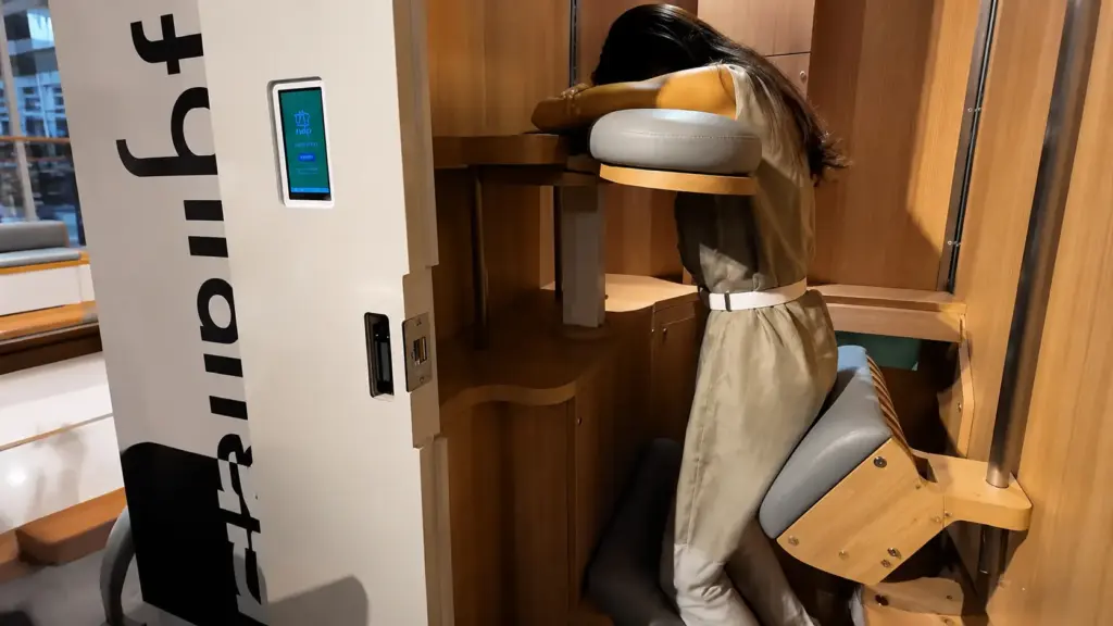 Japão debate falta de sono após primeira-ministra dizer que dorme até 3 horas por noite e cria cabine para cochilar em pé por 20 minutos