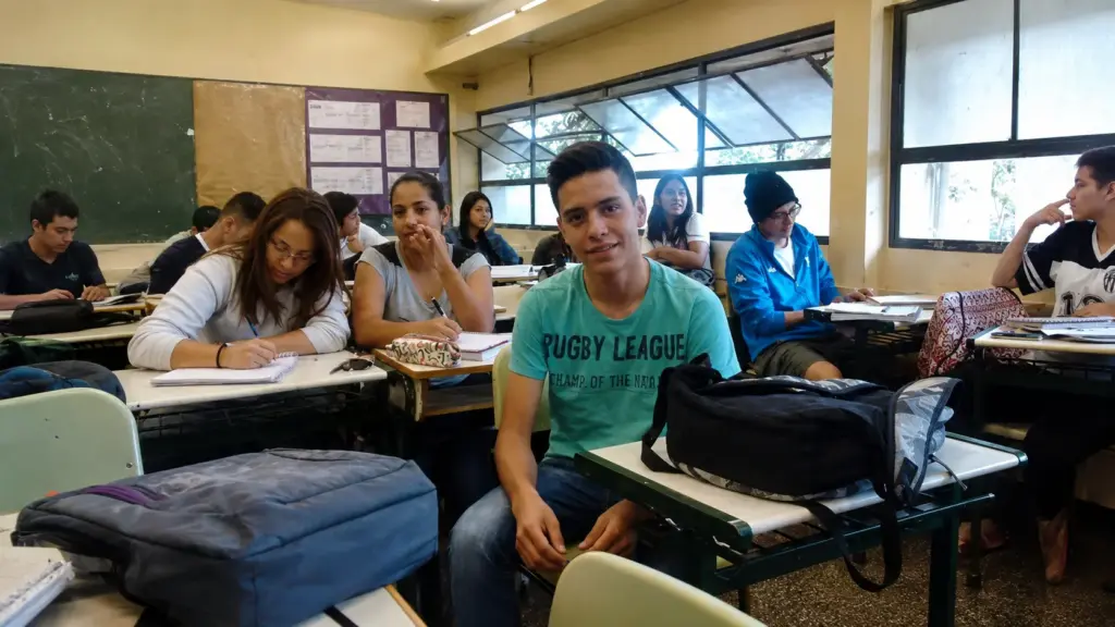 Criado pelos tios que trabalhavam em pizzaria, call center e supermercado, aluno de escola pública estuda cerca de quatro horas por dia, consegue bolsa integral no cursinho apenas nos últimos meses e passa direto em Medicina na Unicamp aos 16 anos