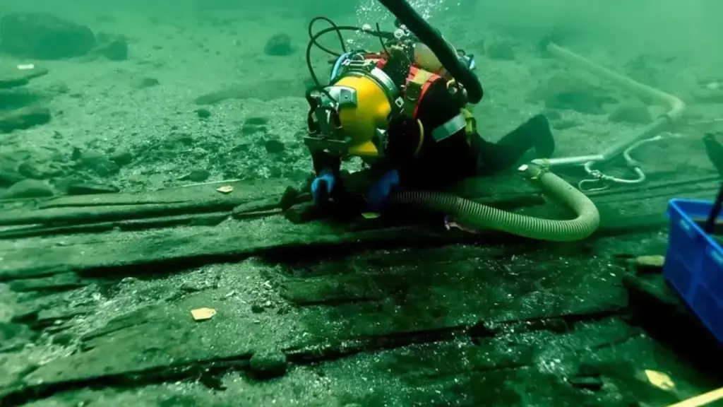 Mergulhadores vasculhavam o fundo do mar para uma obra em Copenhague quando acharam, enterrado na areia e lodo, um “supernavio” medieval de 28 metros, com cozinha feita de 200 tijolos, objetos da tripulação e casco preservado após mais de 600 anos