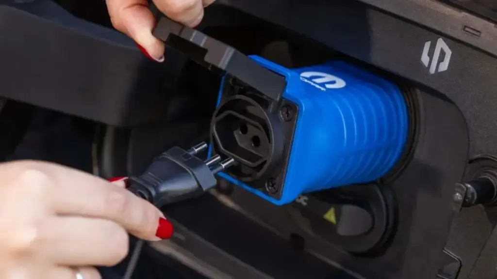 Leapmotor libera acessório que transforma bateria do carro elétrico em fonte portátil para alimentar equipamentos fora de casa