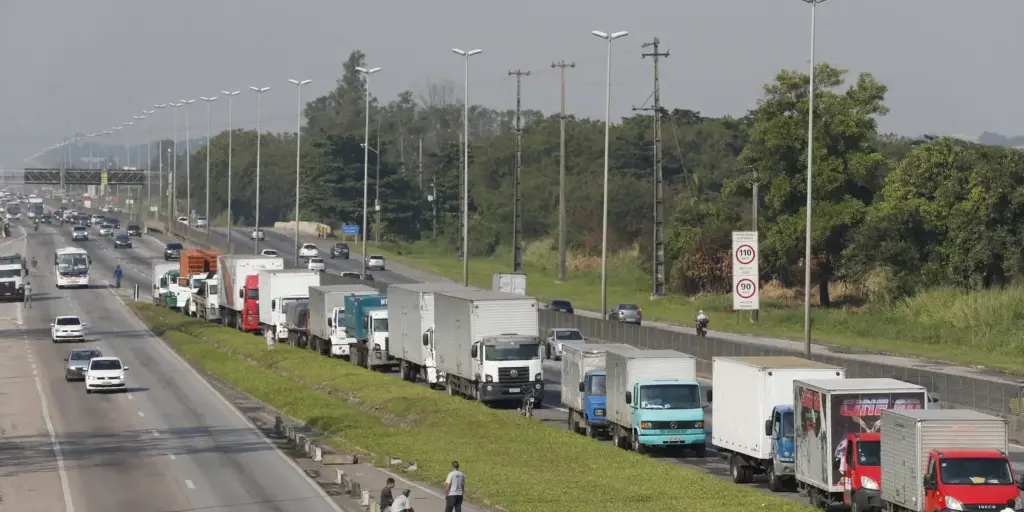 Lei garante frete mínimo no transporte de cargas; saiba o que muda Lei garante frete mínimo no transporte de cargas; saiba o que muda