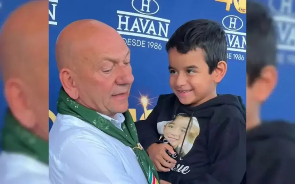 Enquanto Luciano Hang doou R$ 20 mil para o tratamento de um menino de 7 anos com doença rara, superiate de Mark Zuckerberg foi criticado após não responder a pedido de auxílio feito no Alasca Enquanto Luciano Hang doou R$ 20 mil para o tratamento de um menino de 7 anos com doença rara, superiate de Mark Zuckerberg foi criticado após não responder a pedido de auxílio feito no Alasca