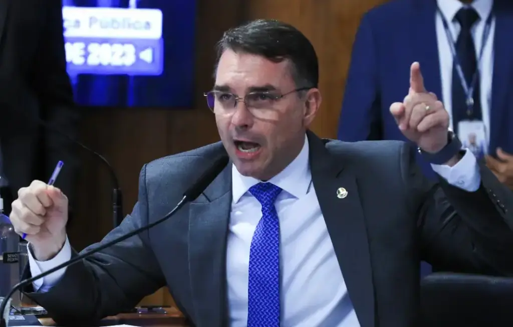 Flávio compara restrições impostas a Bolsonaro ao AI-5 e critica decisões de Moraes