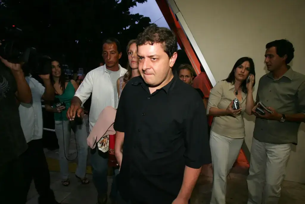 Empresa ligada a Lulinha tem acordos de R$ 55 milhões com governo Lula Empresa ligada a Lulinha tem acordos de R$ 55 milhões com governo Lula