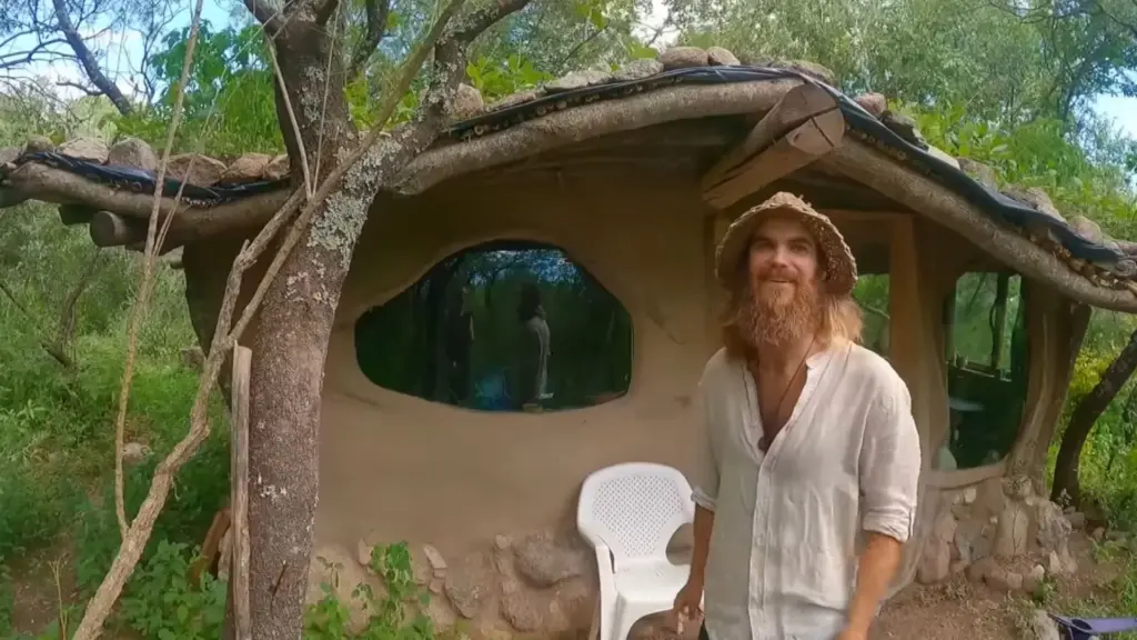 Mago, de 33 anos, largou um emprego na Bélgica, atravessou continentes, construiu a própria casa de barro nas montanhas da Argentina e encontrou um novo propósito: proteger 260 hectares de mata nativa