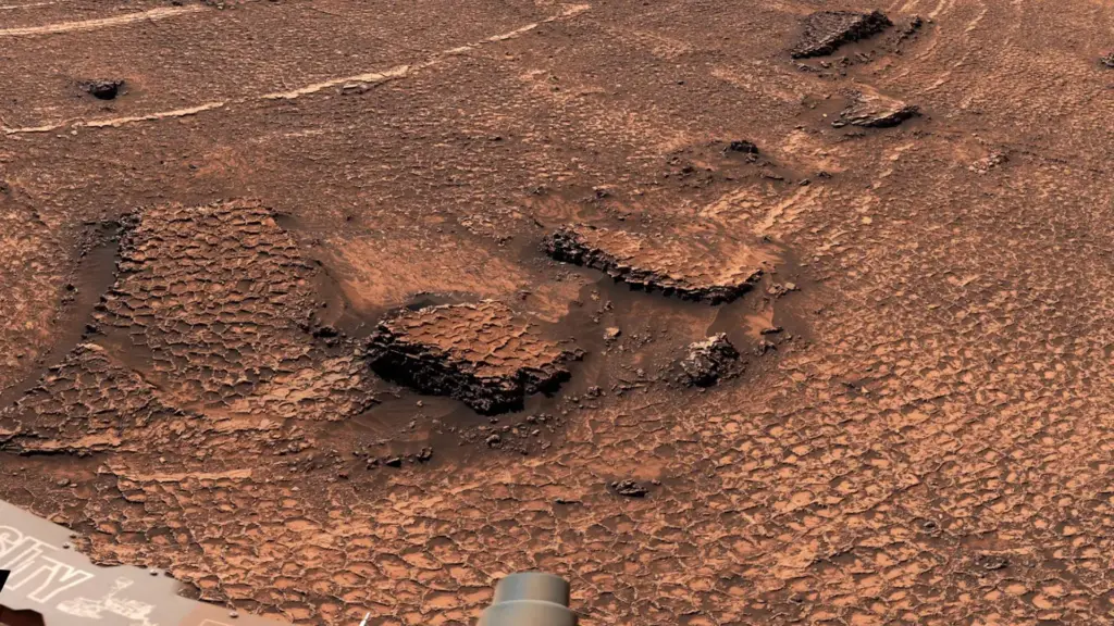Há 14 anos explorando Marte, o rover Curiosity da NASA sobe pelo vale Valle Grande, encontra um campo de polígonos em Marte com estruturas de 4 a 8 centímetros e ajuda cientistas a investigar como essa paisagem semelhante a favos de mel foi formada Há 14 anos explorando Marte, o rover Curiosity da NASA sobe pelo vale Valle Grande, encontra um campo de polígonos em Marte com estruturas de 4 a 8 centímetros e ajuda cientistas a investigar como essa paisagem semelhante a favos de mel foi formada