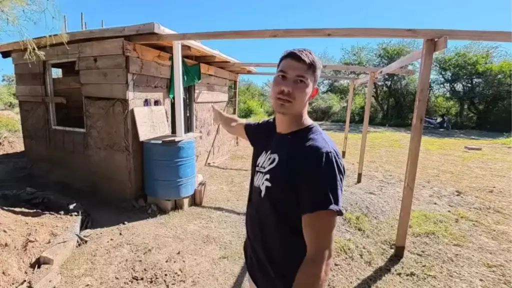Mauricio, de 37 anos, largou a fábrica, mudou-se para as montanhas e construiu a própria casa com barro e madeira: “Não ter emprego fixo hoje me dá tranquilidade”