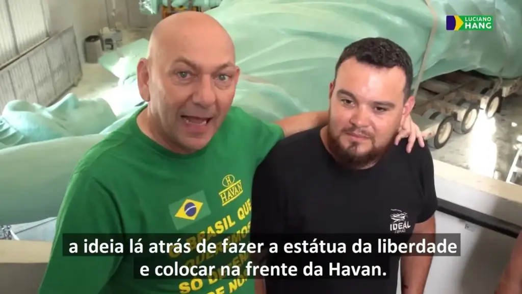 Dono da megaloja Havan encomenda estátuas da Liberdade de R$ 1,5 milhão feitas em fibra de vidro, com mais de 3 toneladas cada, mobiliza seis empresas e cerca de 50 profissionais por até 30 dias e ajuda a transformar o Brasil no país com mais réplicas do monumento no mundo