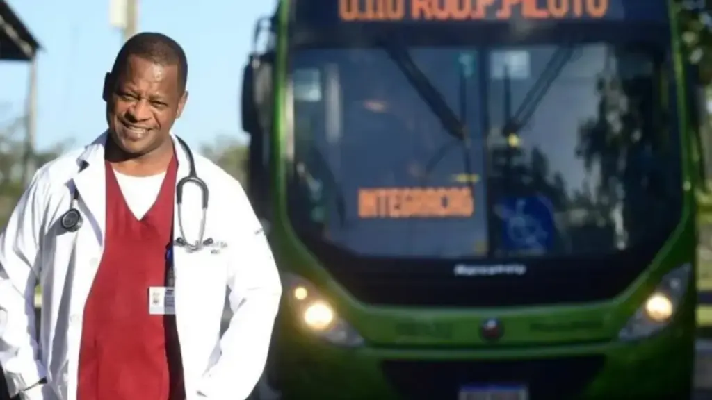 Ex-cobrador trabalhou por seis anos no transporte coletivo, sofreu acidente durante treinamento para motorista, passou aproximadamente um ano sem andar, retomou os estudos, cursou Eletromecânica e Engenharia, conquistou uma vaga em Medicina na UnB e recebeu o diploma de médico aos 49 anos