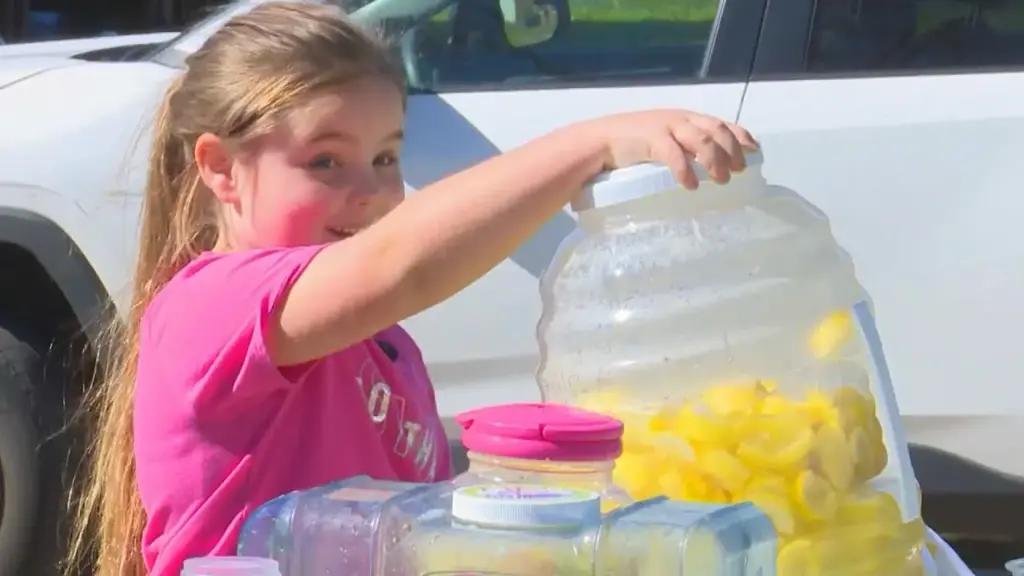 Aos 7 anos, menina começa a vender copos de limonada por US$ 1 para comprar uma lápide para falecida mãe, arrecada mais de US$ 15 mil e recebe uma surpresa quando uma empresa decide doar o monumento gratuitamente