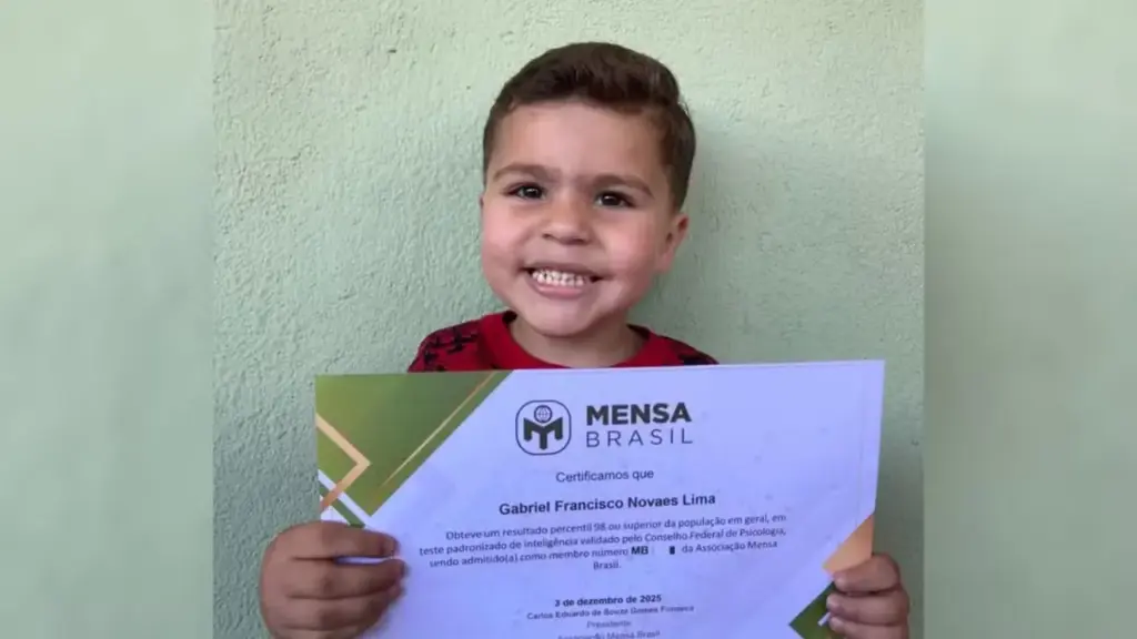 Menino de 3 anos chama a atenção por suas habilidades em adição e subtração, reconhece diferentes idiomas, entra para a Mensa com QI de 132 e surpreende pela capacidade de resolver problemas e aprender rapidamente