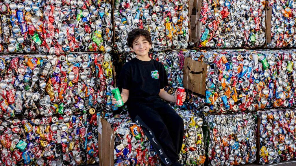 Garoto de 13 anos passa cerca de 20 horas por semana recolhendo latinhas, chega a 1,5 milhão de unidades e transforma lixo em cerca de US$ 24 mil para caridade
