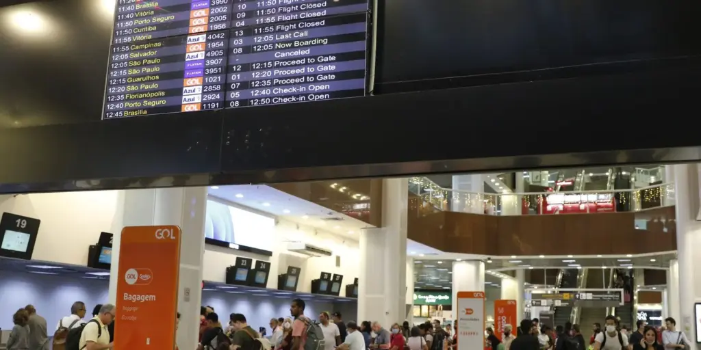 Aeroporto Santos Dumont é liberado para pousos e decolagens Aeroporto Santos Dumont é liberado para pousos e decolagens
