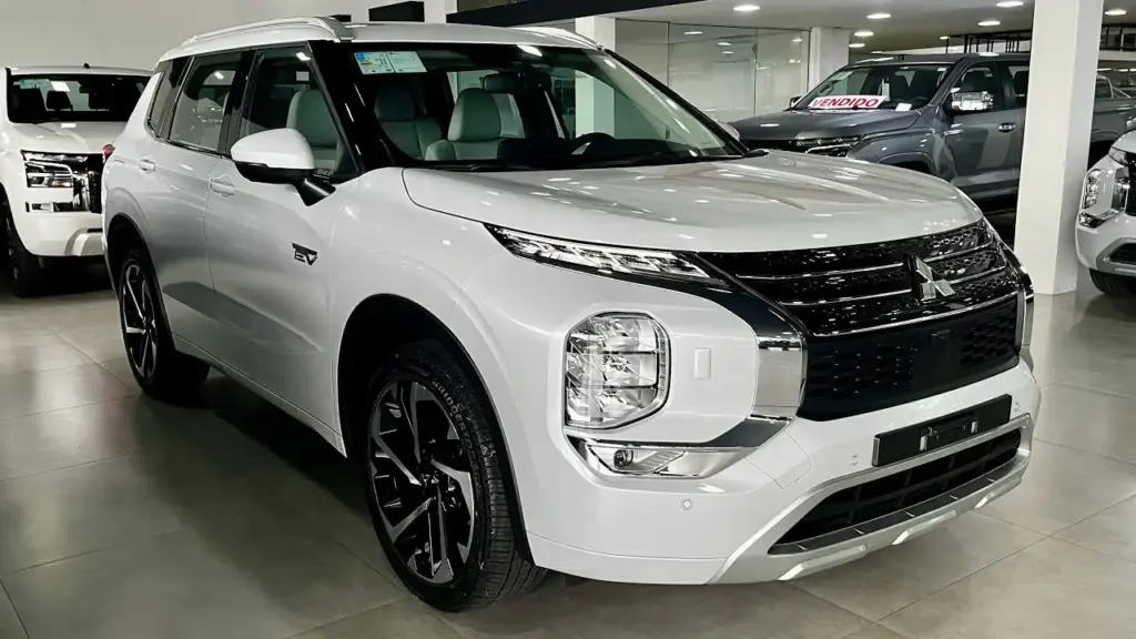 Custando pouco mais que uma Chevrolet Spin 0 km: com sete lugares, motor 2.2 turbodiesel de 165 cv, torque de 36,7 kgfm, tração 4×4 e câmbio automático, o Mitsubishi Outlander HPE-S 2019 entrega porte de SUV grande por preço de minivan compacta Custando pouco mais que uma Chevrolet Spin 0 km: com sete lugares, motor 2.2 turbodiesel de 165 cv, torque de 36,7 kgfm, tração 4×4 e câmbio automático, o Mitsubishi Outlander HPE-S 2019 entrega porte de SUV grande por preço de minivan compacta