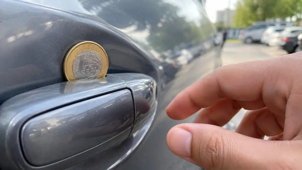 Encontrar uma moeda na maçaneta do carro pode ser um sinal de alerta: truque simples pode impedir o travamento da porta e facilitar a ação de criminosos contra motoristas desatentos