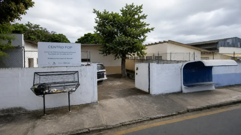 Moradores de rua fazem aulas de reforço, acertam mais da metade da prova e são aprovados em concurso público de Taubaté para vagas de gari, pintor e cuidador