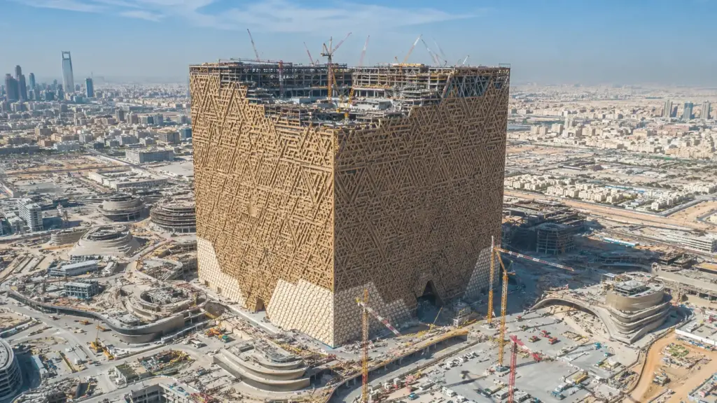 Arábia Saudita retoma construção do Mukaab, edifício cúbico que poderá abrigar até 20 Empire State Buildings, aposta em hologramas, luxo e tecnologia para redefinir o futuro de Riade apesar dos atrasos e desafios bilionários