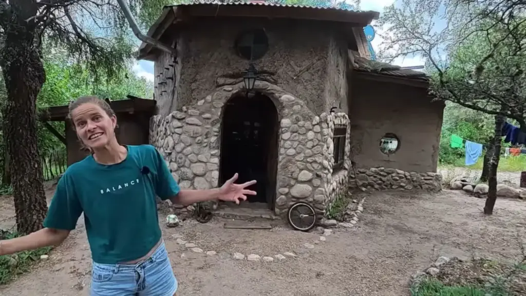 Mulher largou a vida na cidade, mudou-se para as montanhas e construiu sozinha uma casa de adobe e pedra: “Se eu consegui, outras pessoas também podem”