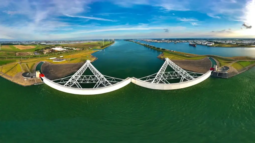 Holanda constrói uma muralha móvel colossal contra o Mar do Norte: Maeslantkering usa duas portas de 210 metros, estruturas de 22 metros de altura e articulações de 680 toneladas para fechar sozinha uma das rotas marítimas mais importantes da Europa e proteger cerca de 2 milhões de pessoas Holanda constrói uma muralha móvel colossal contra o Mar do Norte: Maeslantkering usa duas portas de 210 metros, estruturas de 22 metros de altura e articulações de 680 toneladas para fechar sozinha uma das rotas marítimas mais importantes da Europa e proteger cerca de 2 milhões de pessoas