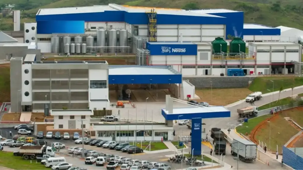 Enquanto investe pesado no Brasil e inaugura fábrica de R$ 2,5 bilhões, Nestlé corta 16 mil postos, fecha 2 fábricas na Europa e encerra produção de KitKat em unidade histórica
