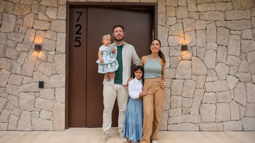 Maíra Cardi e Thiago Nigro compram mansão para criar as filhas em meio à natureza: a propriedade, em Porto Feliz, custou cerca de R$ 45 milhões, possui cinco suítes, cinema, piscina, sauna, horta e quadra de tênis